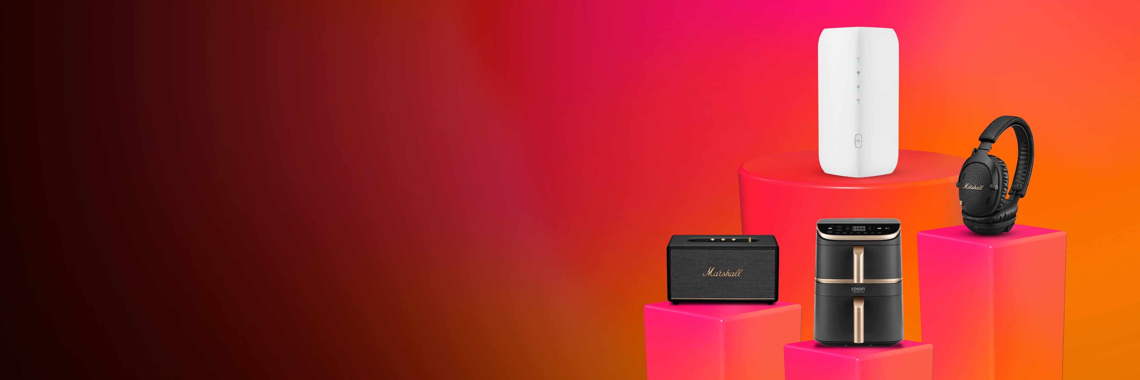 Fyra elektroniska enheter på rosa pelare mot en röd-orange bakgrund: router, högtalare, hörlurar och airfryer.