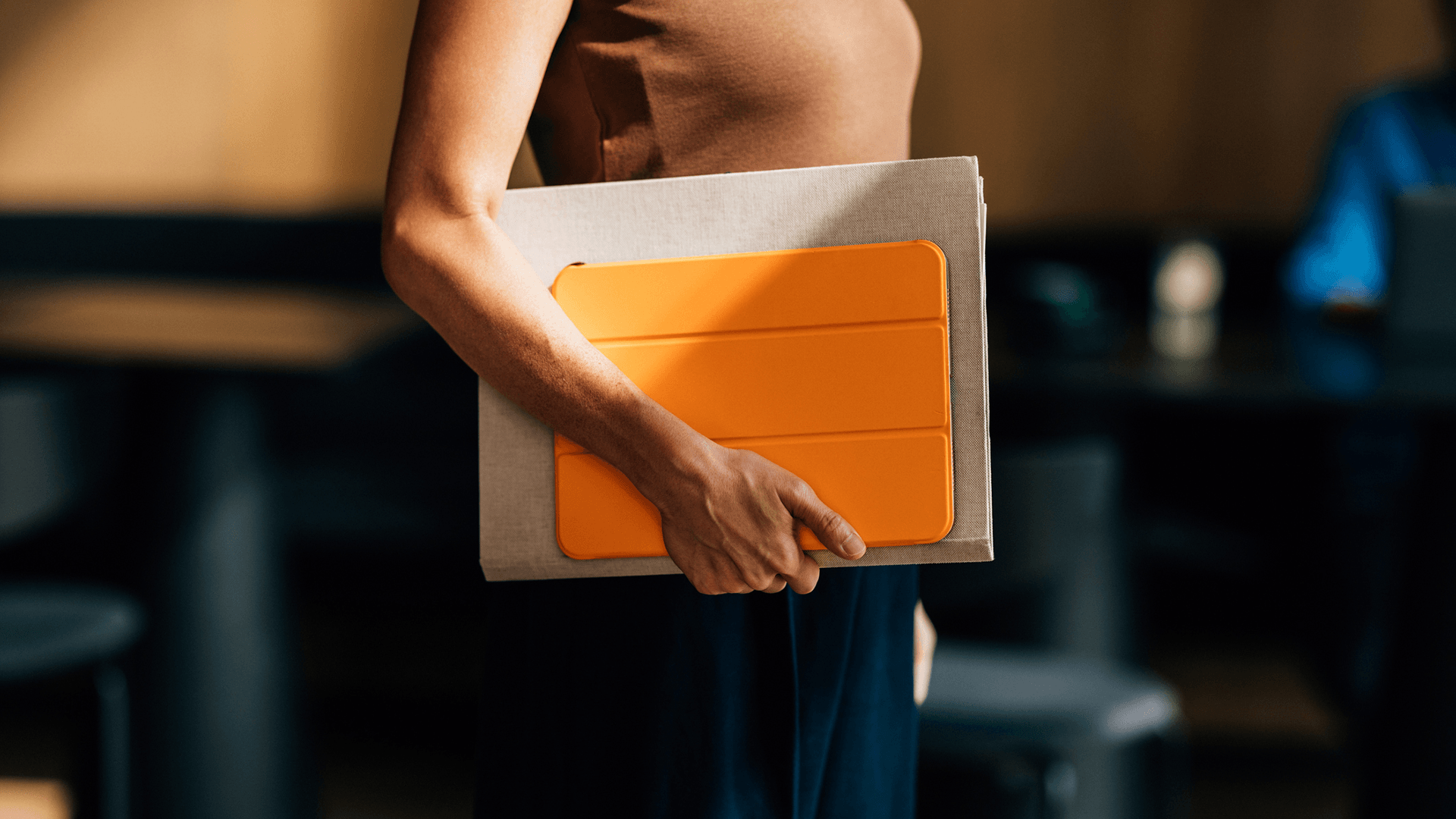 Kvinna med pärm och surfplatta