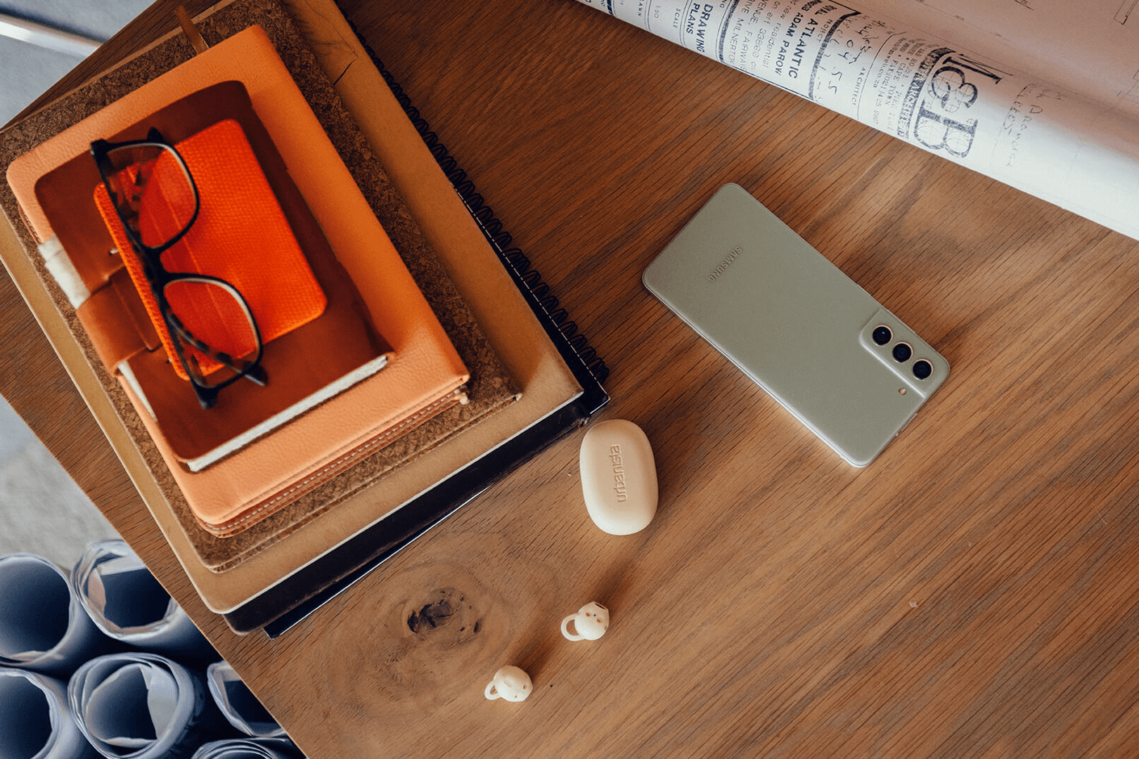 Mobil, glasögon och böcker