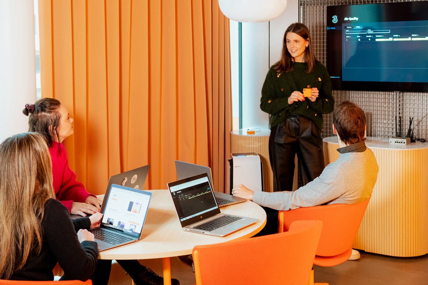 Personer sitter och och tittar på en skärm