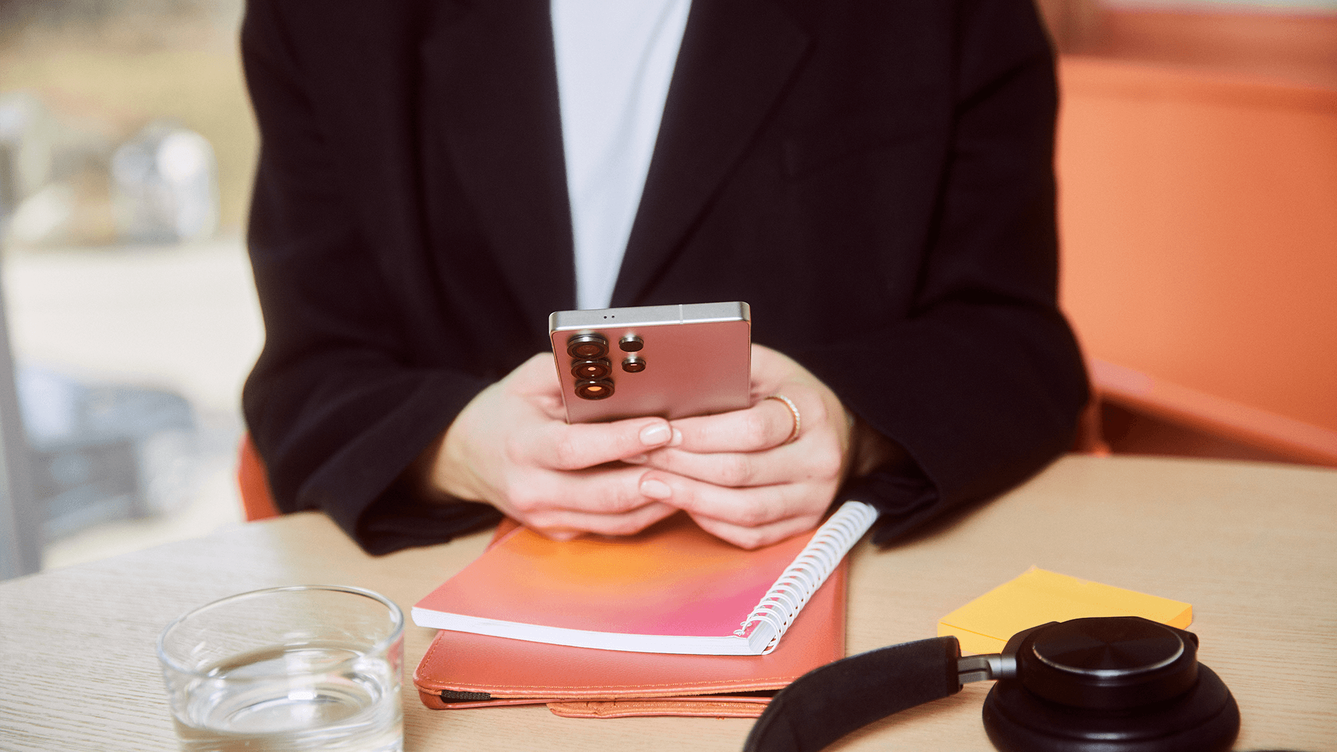 kvinna-med-mobil-och-hörlurar